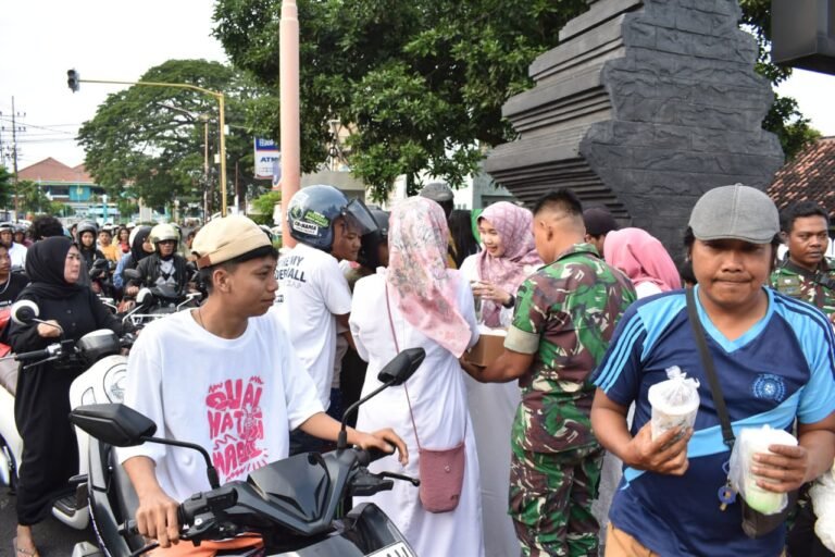 Ramadan Penuh Berkah, Persit Kodim 0825/Banyuwangi Tebar Kepedulian Lewat Aksi Berbagi Takjil