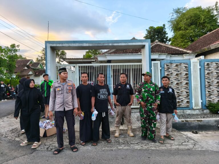 Kebersamaan Ramadhan, Babinsa dan Bhabinkamtibmas Barurejo Hadiri Kegiatan Berbagi Takjil di Dusun Sumberurip