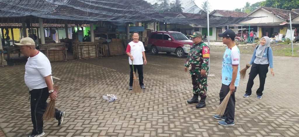 Sapu Bersih Pasar Sore Siliragung, Aksi Babinsa Ini Bikin Warga Ikut Turun Tangan